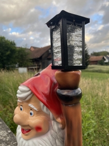 Detailaufnahme der elektrischen Laterne am Gartenzwerg