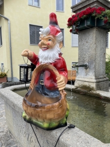 Seitliche Ansicht des Gartenzwergs mit braunem Pflanzkorb und Laterne.