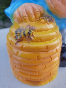 Gartenzwerg mit Bienenkorb, 33 cm hoch 6