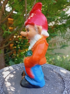 Gartenzwerg mit Hase, 27 cm hoch 4