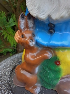 Gartenzwerg mit Hase, 45 cm hoch, Hase