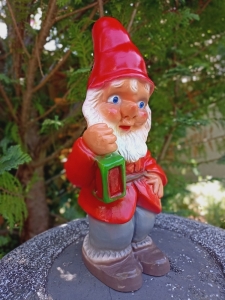 Gartenzwerg mit Laterne, 36 cm hoch 1