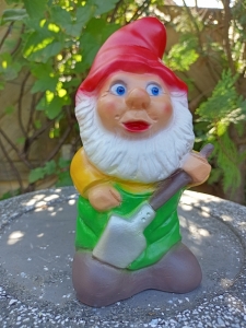 Kleiner Gartenzwerg mit Spaten, 20 cm hoch 7