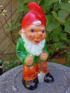 Gartenzwerg mit Spaten, 27 cm hoch 6
