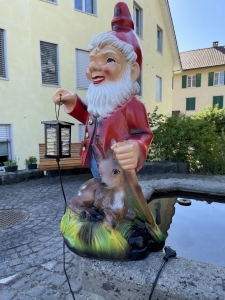 Gartenzwerg XXL mit Reh und elektrischer Lampe, 79 cm hoch