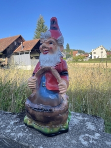 Gartenzwerg mit Reh und Lampe seitlich fotografiert