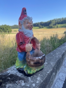 Schraege Ansicht vom grossen Gartenzwerg mit Reh