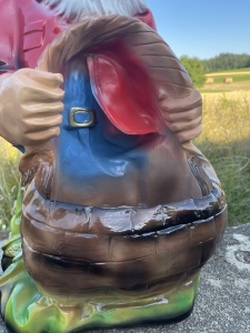 Rueckdetail vom Gartenzwerg mit Korb und Lampe
