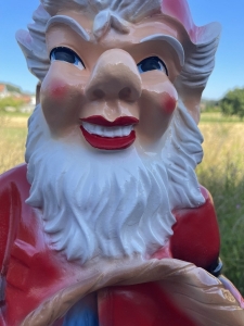 Gesichtsdetail des Gartenzwergs mit Reh und Laterne