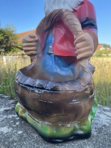 Rueckseite vom Gartenzwerg mit Korb als Pflanzdetail