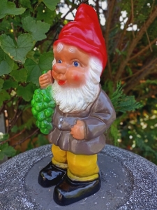 Gartenzwerg mit Trauben, 36 cm hoch 2