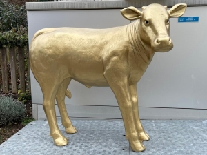 Goldenes Deko Kalb lebensgross