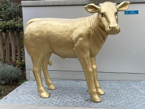 Deko Kalb: Goldenes Kalb lebensgross, stehend