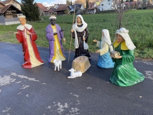 Grosse Krippenfiguren als 8-teiliges Set draussen