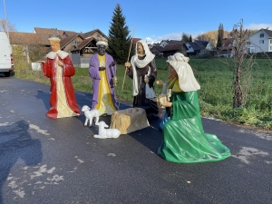 Grosse Weihnachtskrippenfiguren in schraeger Gesamtansicht