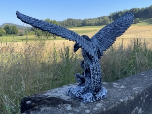 grosser deko-adler als gartenfigur von der linken seite
