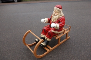 lebensgrosser Weihnachtsmann auf Rentierschlitten Maxi