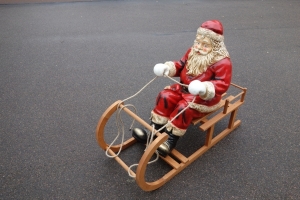 Grosser Weihnachtsmann mit Zügeln auf Schlitten