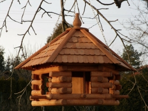 Grosses Vogelhaus zum hängen, wetterfest, für Aussen geeignet.
