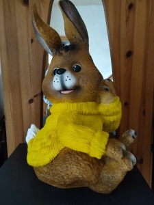 Sitzender Deko-Hase mit gelbem Pullover, 50 cm hoch