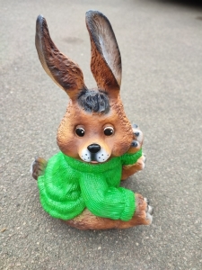 Dekohase mit grünem Pulli als Gartendeko