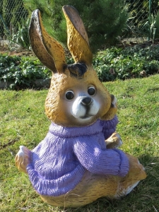 Süsser Deko-Hase mit violettem Pulli, 50 cm hoch
