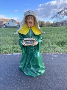 Frontansicht der gruenen Kaspar Figur