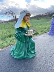 Gesamtansicht der knienden Figur Kaspar