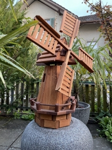 Hollaender Windmuehle aus Holz in schraeger Gesamtansicht