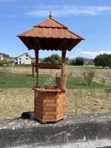 Holzbrunnen mit Dach für den Garten