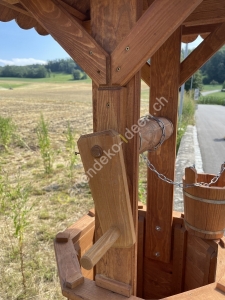 Zierbrunnen aus Holz mit Dach für den Garten