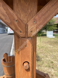 Zierbrunnen aus Holz mit Dach