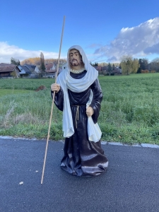 Josef mit Hirtenstock in der Frontansicht
