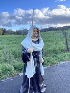 Josef 119 cm in seitlicher Ansicht