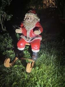 Kleiner Weihnachtsmann Schlitten in schraeger Outdoor-Ansicht.
