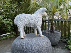 Weisse Schaffigur klein in einer klaren Profilansicht.