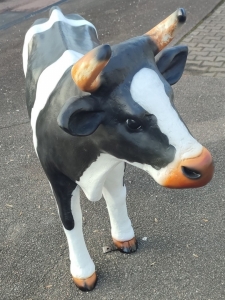 Kuhfigur mittelgross, stehend, schwarz-weiss, 134 cm lang