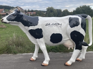 Deko Kuhfigur lebensgross mit Logo Gilgen Door Systems 1