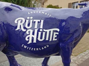 Deko Kuhfigur lebensgross mit Logo Rüti Hütte Andermatt 2