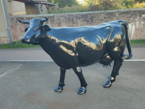 Deko Kuhfigur lebensgross Sonderanfertigung in schwarz mit Autolack 1