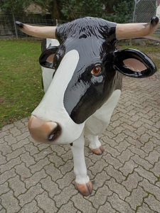Lebensgrosse Deko Kuh in schwarz-weiss mit hochwertigem Autolack Detail Kopf 1