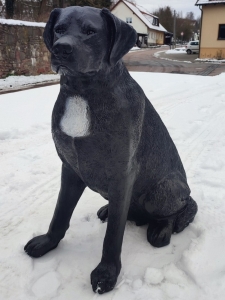 Schöne Dekofigur Hund eines sitzenden Labrador Retrievers, mit schwarzem Fell