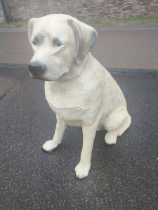 Dekohund Labrador Retriever sitzend, blond, 65 cm hoch 2