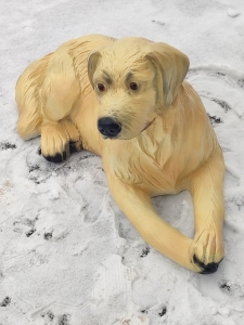 Hundefigur Deko eines liegenden Labradors, 90 cm lang
