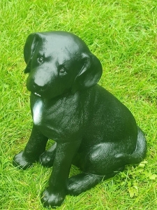 Labradorwelpe sitzend, schwarz, kleiner Dekohund, 35 cm hoch