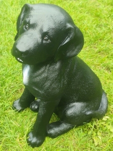 Kleiner Dekohund sitzender Labrador Retriever Welpe, schwarz, 35 cm hoch