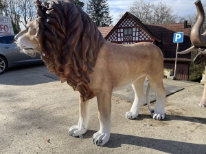 Löwenfigur, Seitenansicht rechts