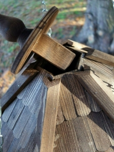 Luxus Vogelhaus aus Holz mit Ständer, vor Wettereinflüssen geschützter Futtersilo
