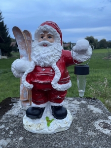 Nikolaus mit Ski und Laterne von hinten