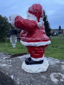 Rueckansicht der beleuchteten Nikolausfigur mit Ski
